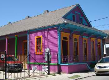 A New Orleans shotgun home with side gallery